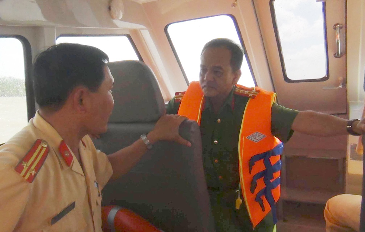 Chim sa lan tren song Tien, 3 nguoi mat tich hinh anh