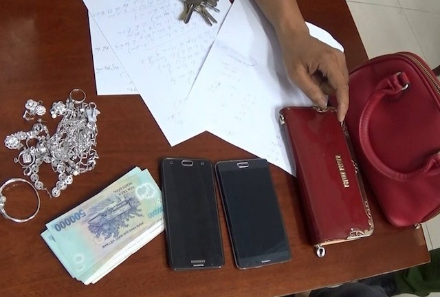 Ngu tren choi tam, 2 vo chong bi trom hon 100 trieu hinh anh