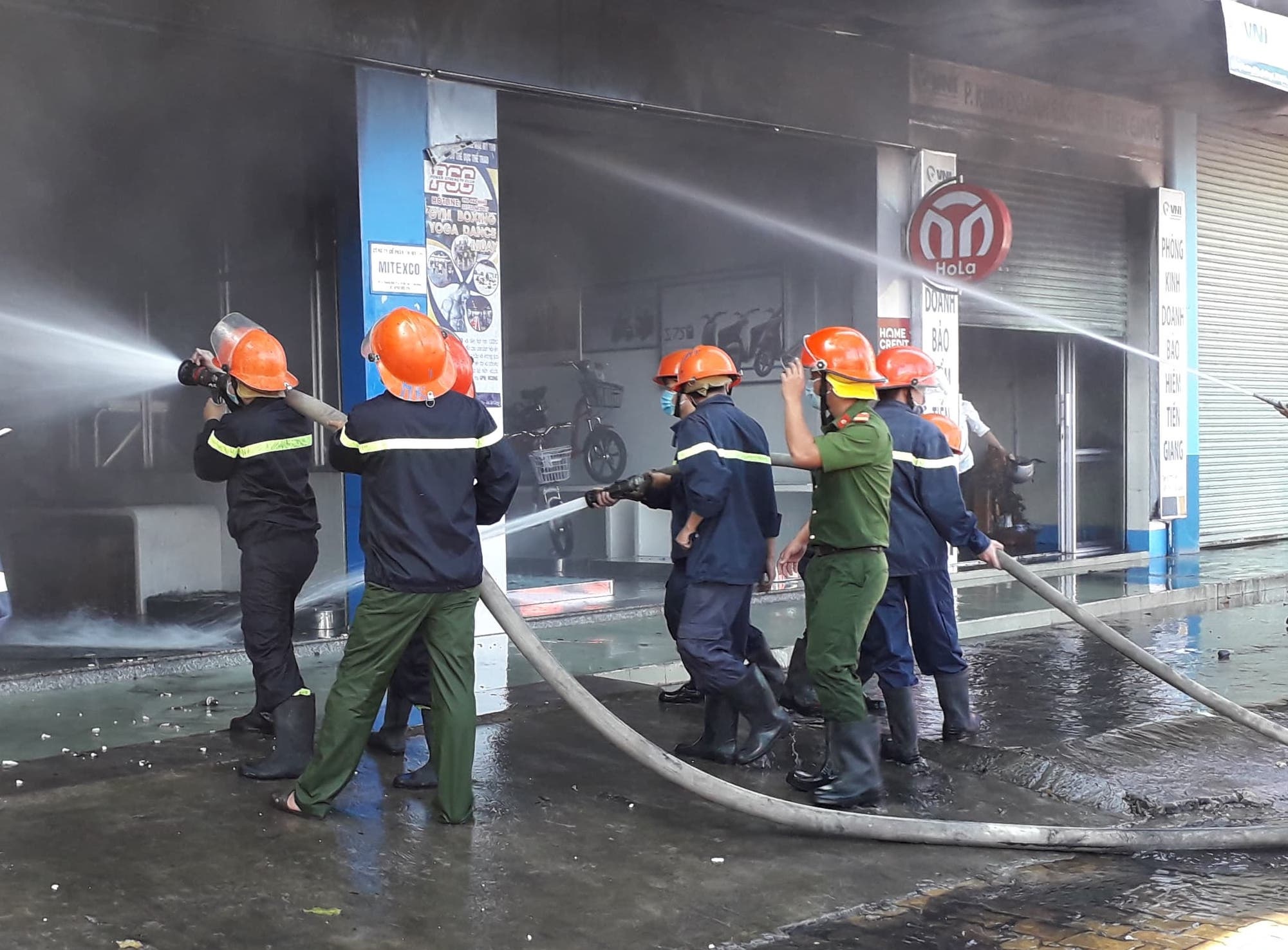 Hien truong vu chay cua hang xe may o My Tho hinh anh