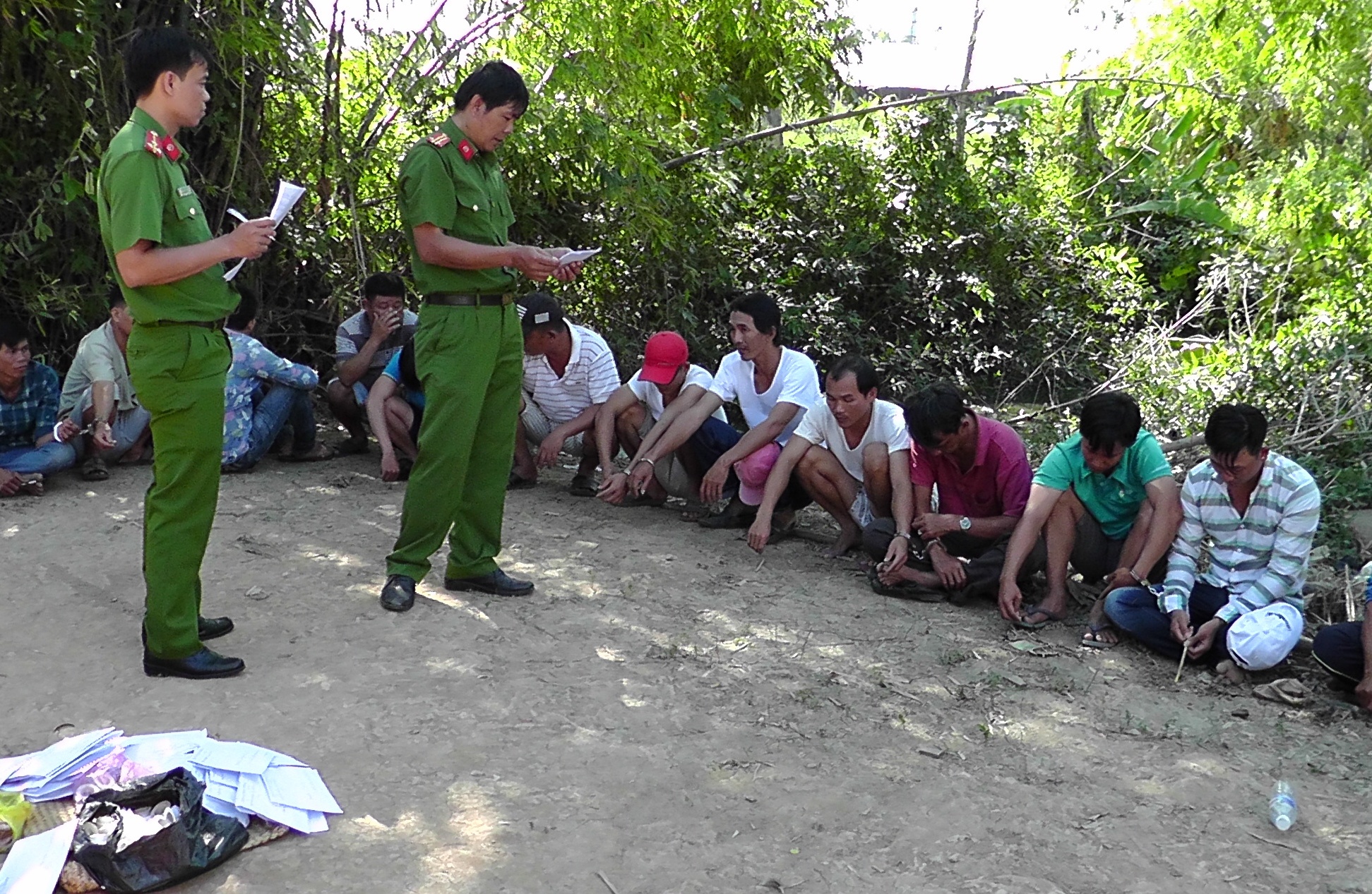Canh sat bat 49 nguoi tai 2 truong ga o vung que hinh anh
