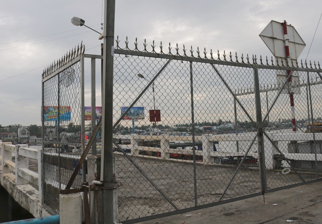 Ben tau Can Tho het giay phep, chu tau khach hoat dong 'chui' hinh anh