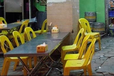 Hai nguoi dan ong bi phat vi mua dam trong quan nhau hinh anh