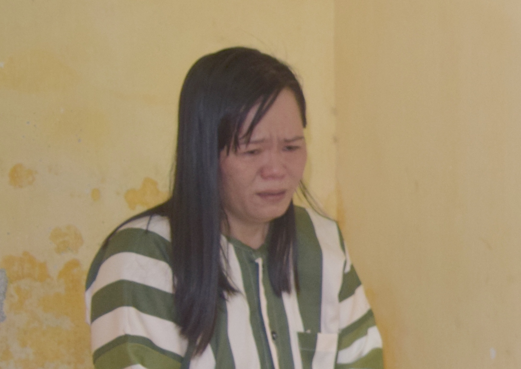 Nu phu huynh vao truong trom tien cua giao vien hinh anh