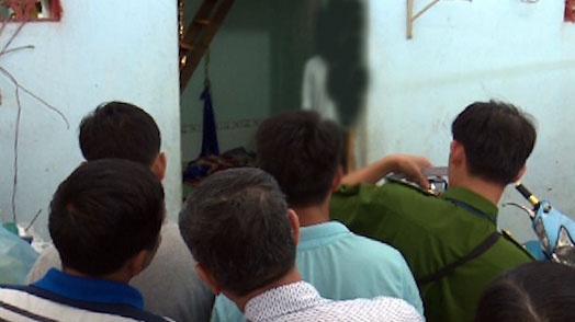 Doi nam nu chet trong phong tro hinh anh