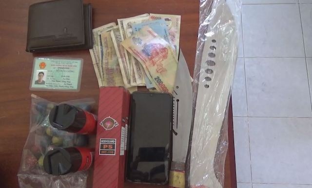 9X mua phao no de ban lay tien lai xai Tet hinh anh