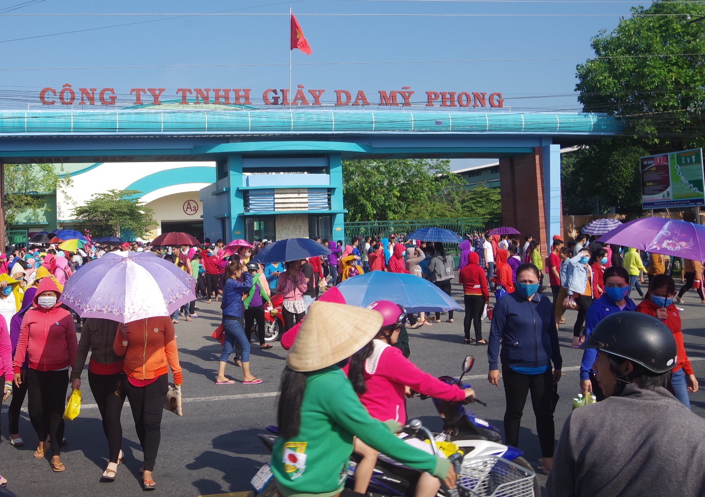 Cong ty da giay cho 10.000 cong nhan nghi viec dip can Tet hinh anh