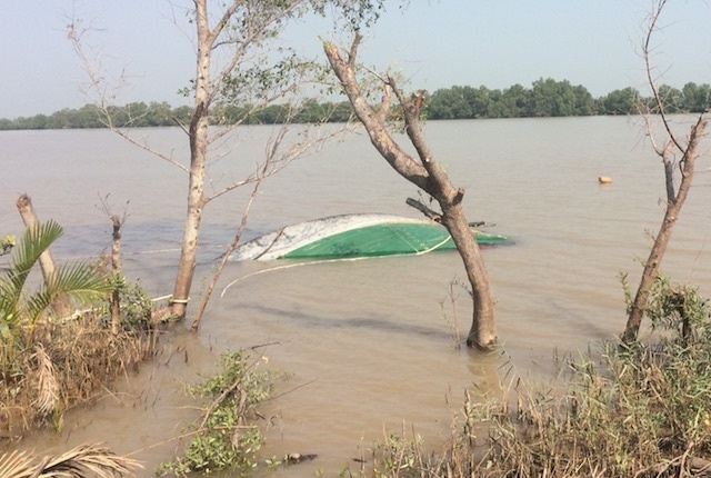 Tau cho cat chim tren song Tien, tai cong tu vong hinh anh