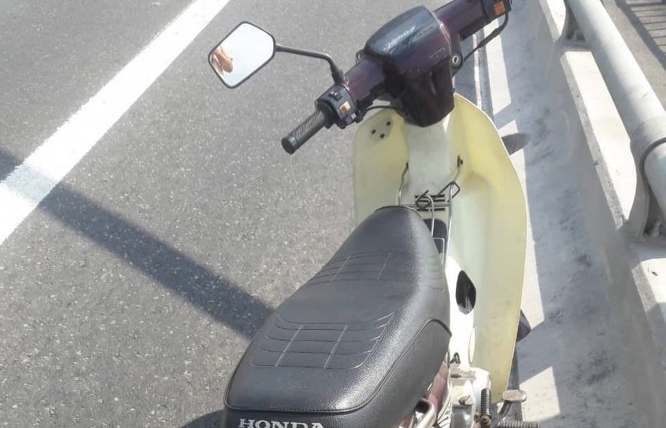 Nguoi dan ong nhay cau Rach Mieu chieu 30 Tet hinh anh