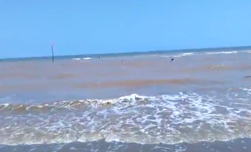 Hai khach du lich duoi nuoc tai bien Ba Dong duoc cuu song hinh anh