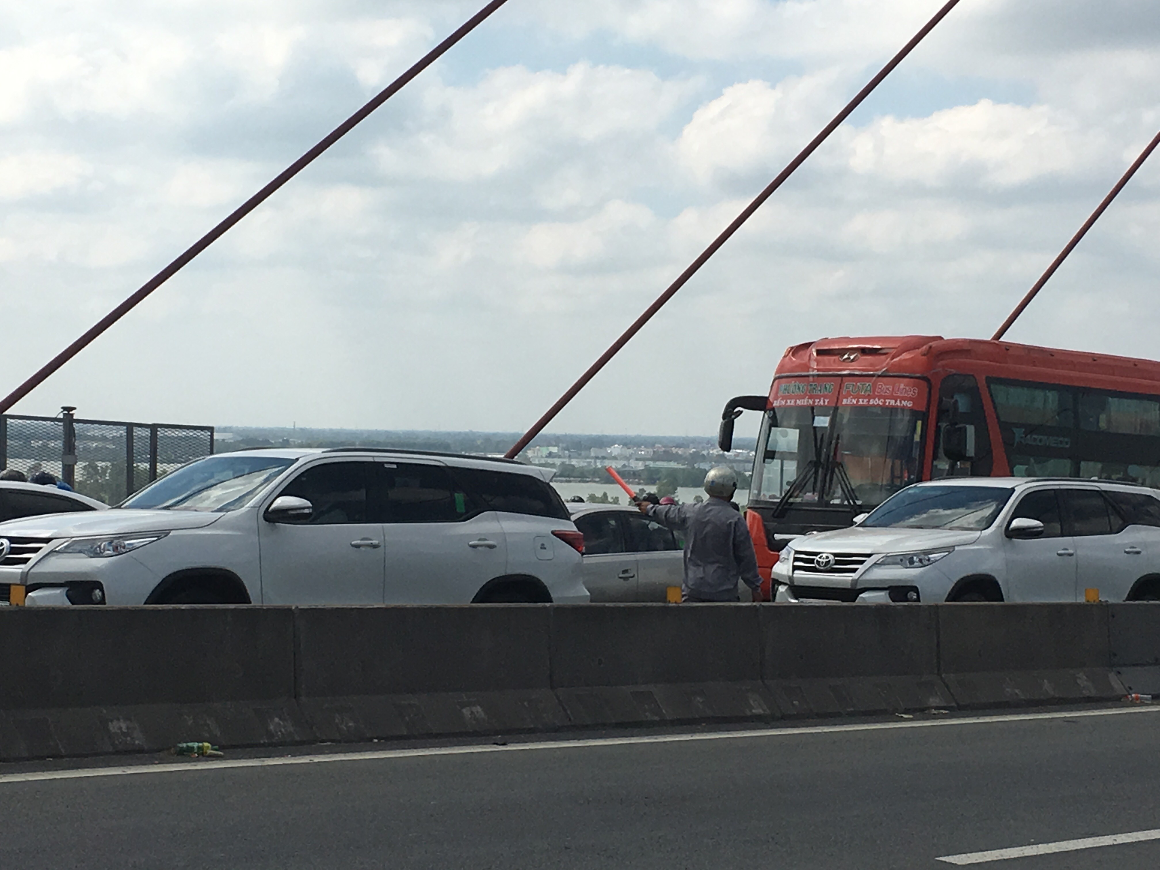 Cau Can Tho ket cung sau khi 2 oto va vao nhau hinh anh