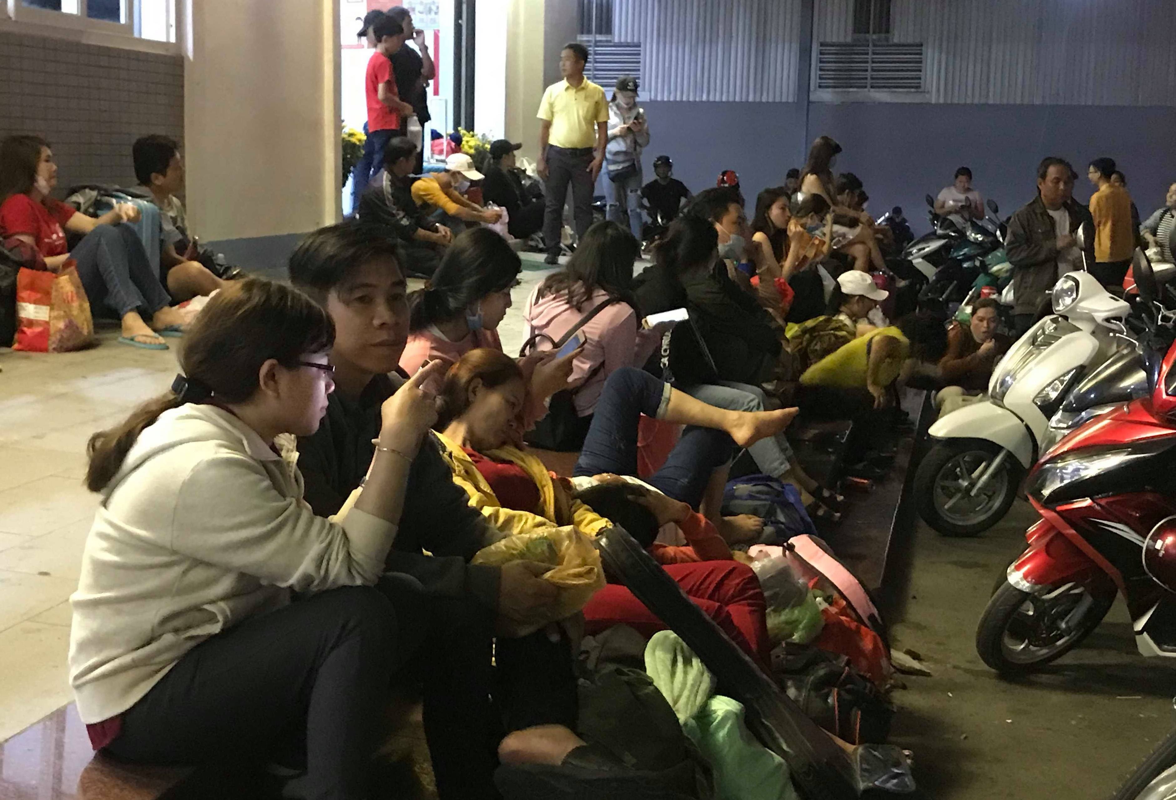 Cau My Thuan un tac den giua khuya, nguoi mien Tay bo goi trong ben xe hinh anh