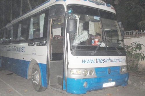 Bi truy sat, tai xe chay vao tru so canh sat cau cuu hinh anh