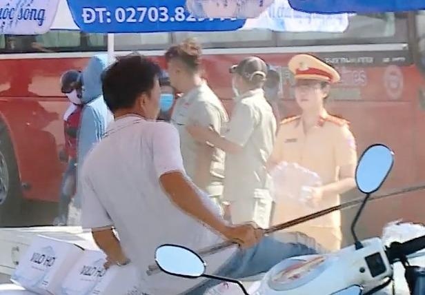 Nguoi dan ong hung ho, doa danh nu canh sat phat nuoc mien phi hinh anh