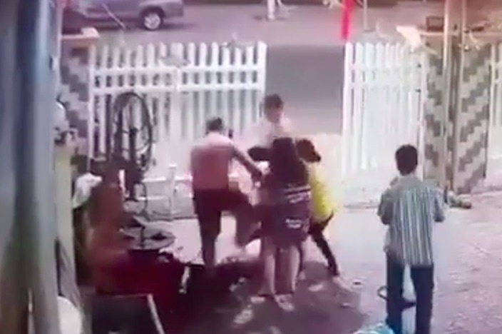 Dinh chi cong tac hai canh sat danh nhau voi nguoi dan hinh anh