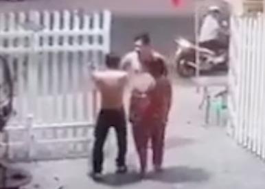 Hai can bo cong an xo xat voi nguoi dan hinh anh