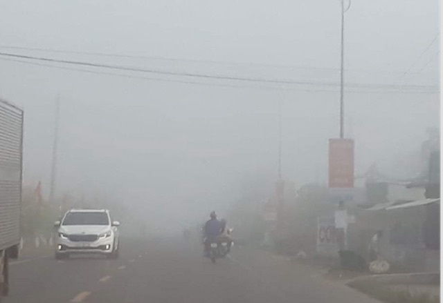 Oto bat den vao ban ngay vi suong mu day dac o mien Tay hinh anh