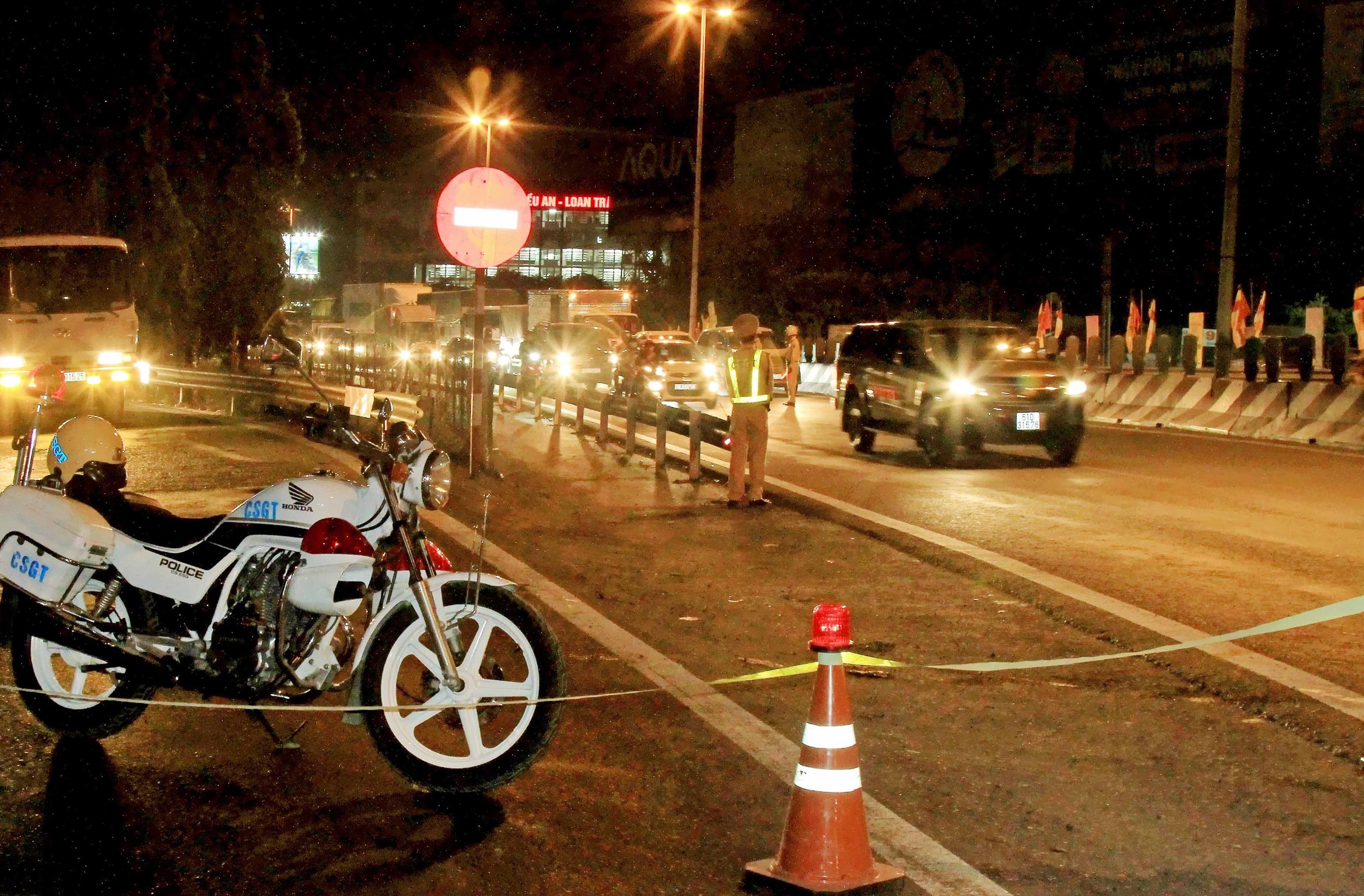 Nguoi phu nu bi xe tai tong tu vong tren cau My Thuan hinh anh