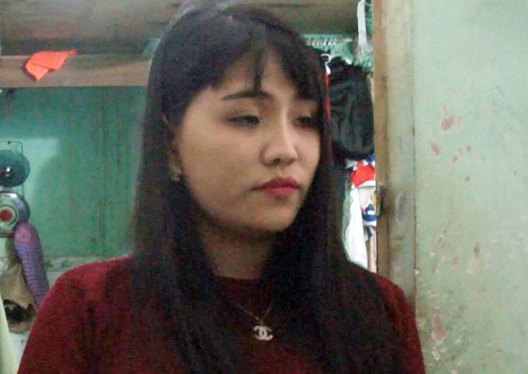 Bat nu 9X lam gia giay to thi ho cho sinh vien hinh anh