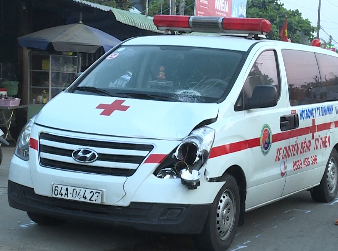 Xe chuyen benh nhan tong nguoi di bo tu vong tren quoc lo hinh anh