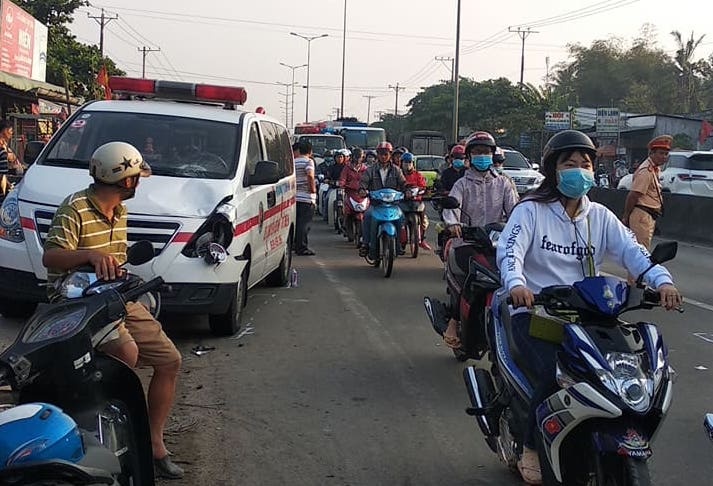 Hien truong xe chuyen benh tong nguoi di bo tu vong hinh anh