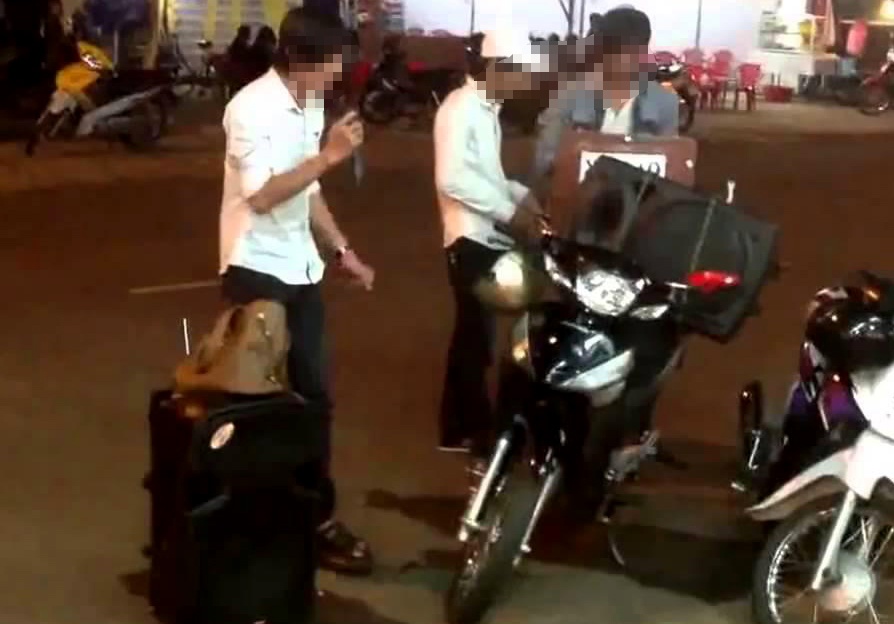Bi chem chet vi hat karaoke bang loa di dong hinh anh