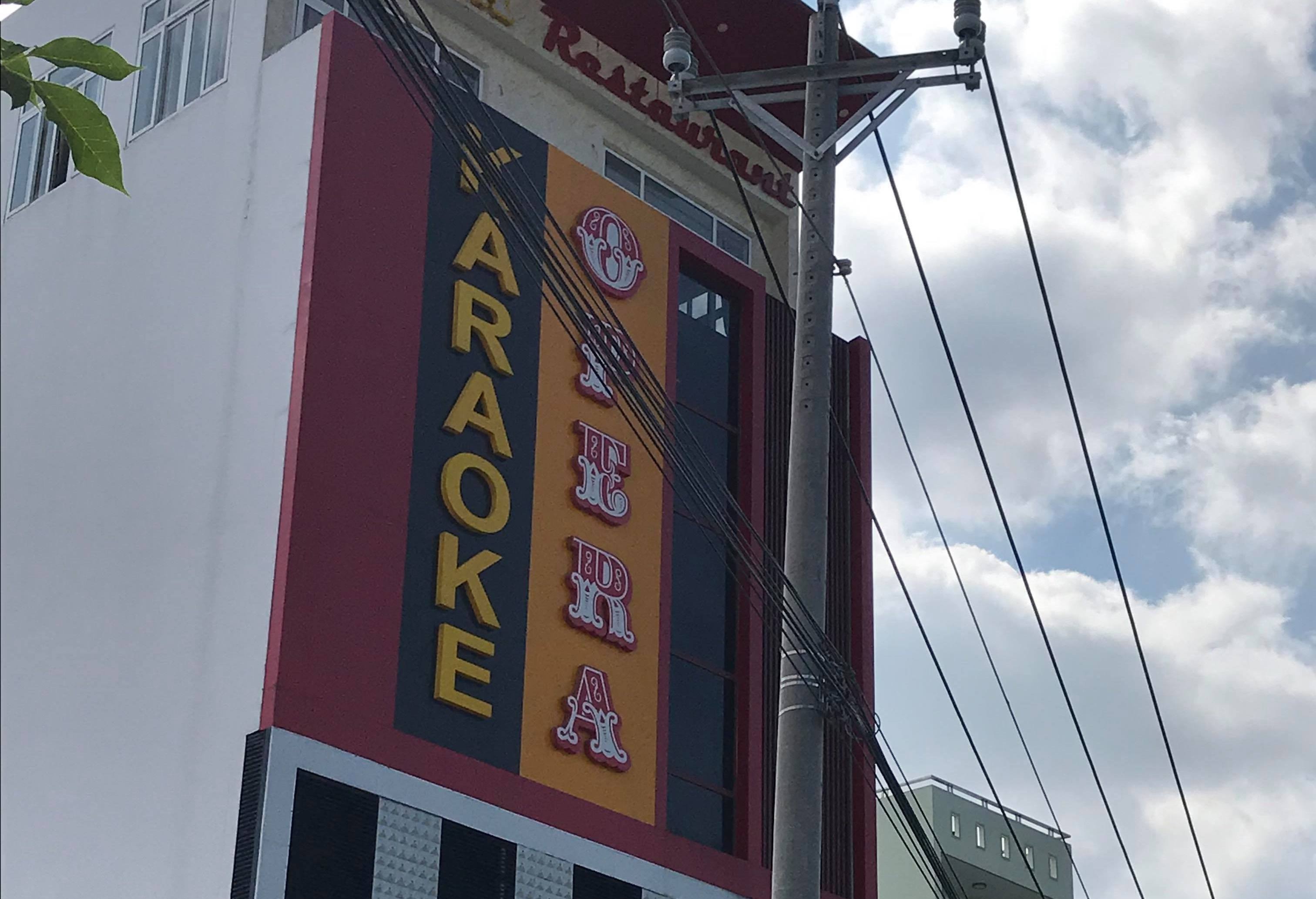 Trung ta cong an tu vong khi di hat karaoke hinh anh