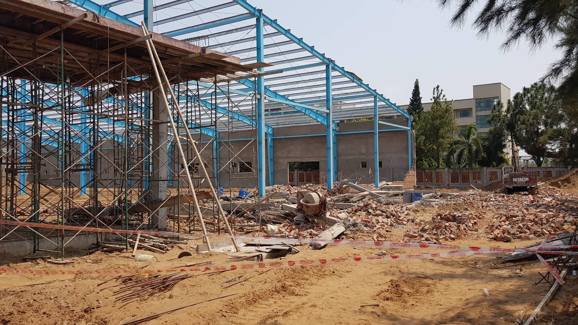 Canh sat phong toa hien truong vu sap tuong khien 5 cong nhan tu vong hinh anh