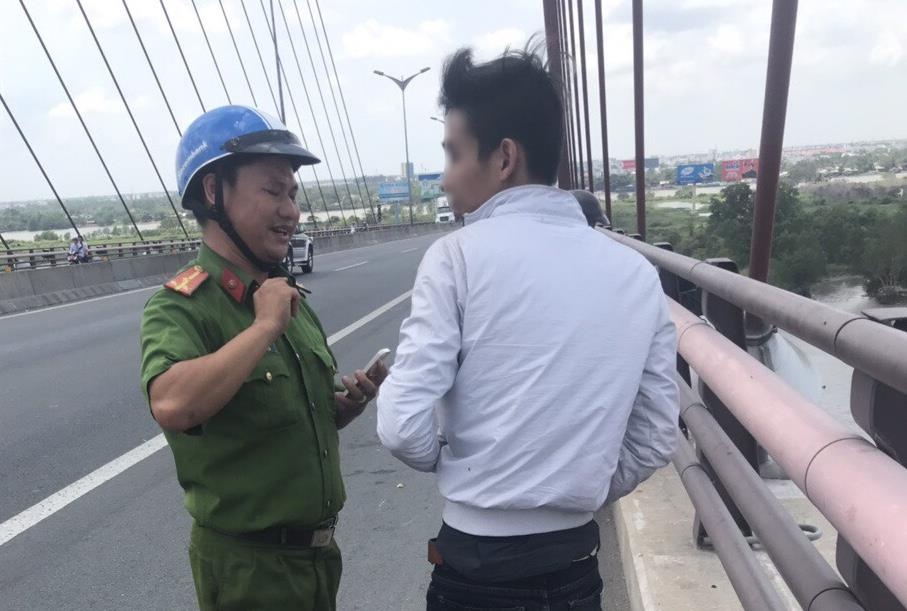 Canh sat thuyet phuc 9X bo y dinh tu tu vi tinh hinh anh