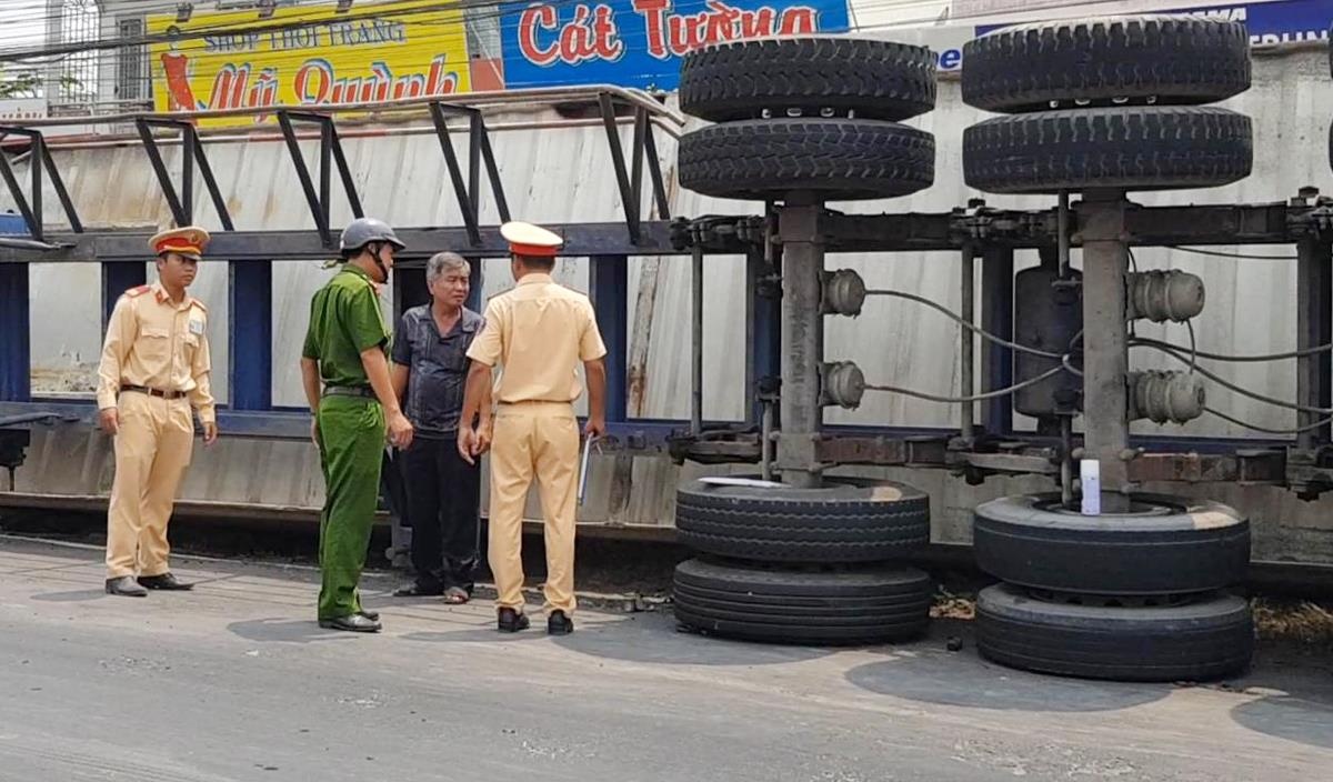 Lật container đè chết 3 người ảnh 1 Lat container de chet 3 nguoi anh 1