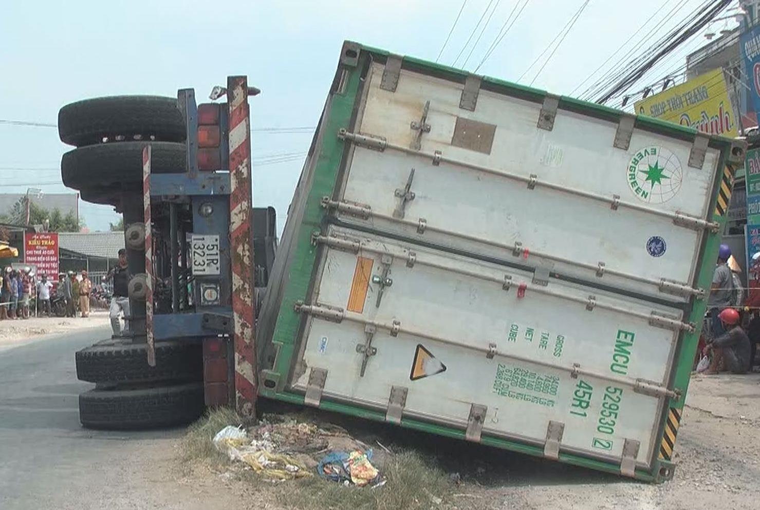 3 me con, ba chau tu vong khi thung xe dau keo do de trung hinh anh