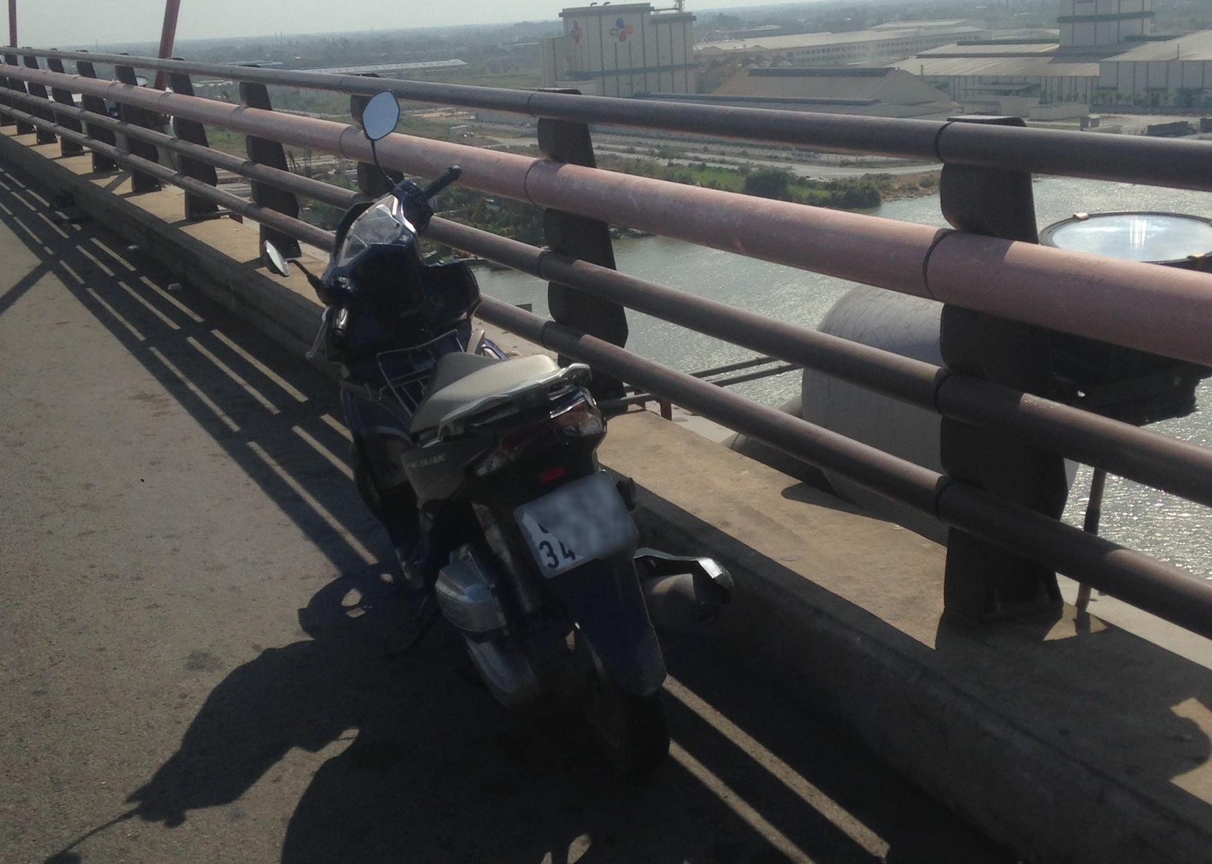 Cảnh sát cứu người nhảy cầu ảnh 2 Canh sat cuu nguoi nhay cau anh 2