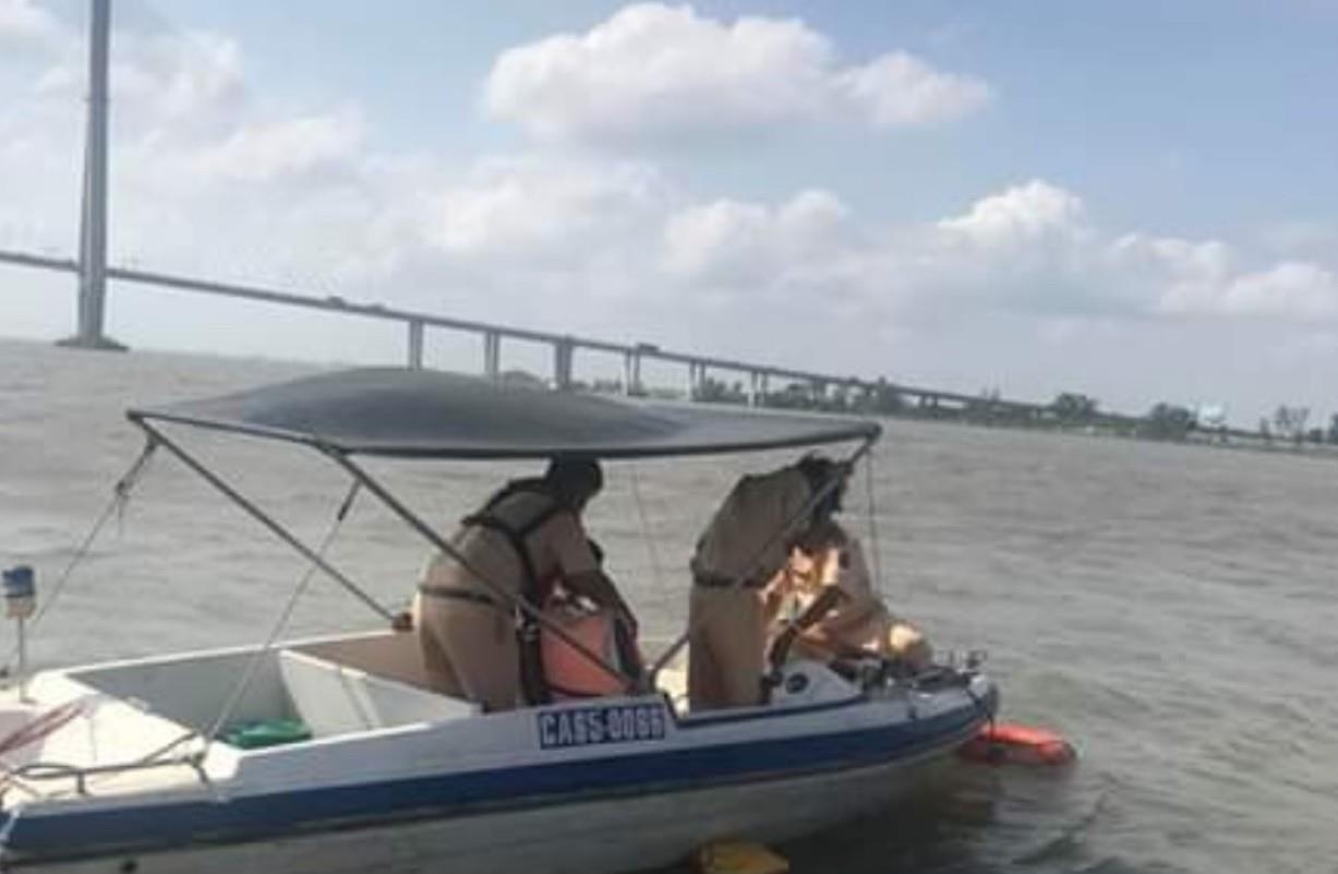 Cảnh sát cứu người nhảy cầu ảnh 1 Canh sat cuu nguoi nhay cau anh 1