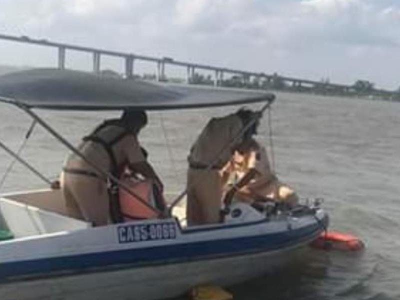 Canh sat dung cano cuu thanh nien nhay cau Can Tho hinh anh