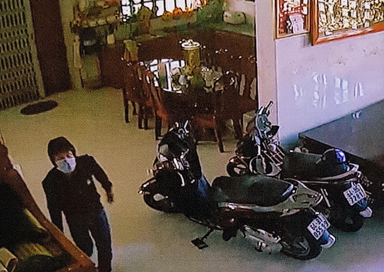 Truy na 2 nghi can trom 8 ty cua nu dai gia Vinh Long hinh anh