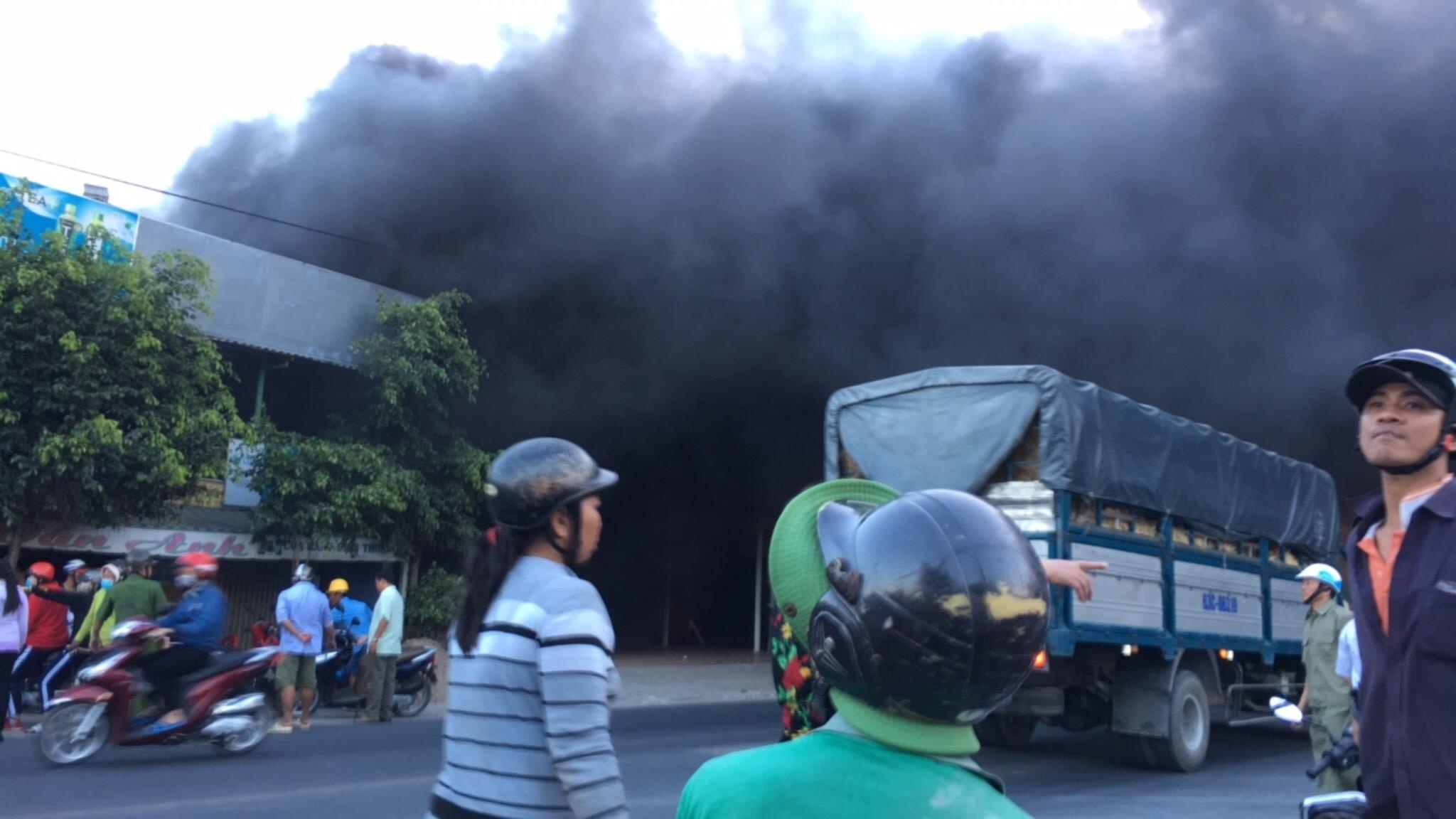 Chay lon tai cua hang xe may o Tien Giang hinh anh