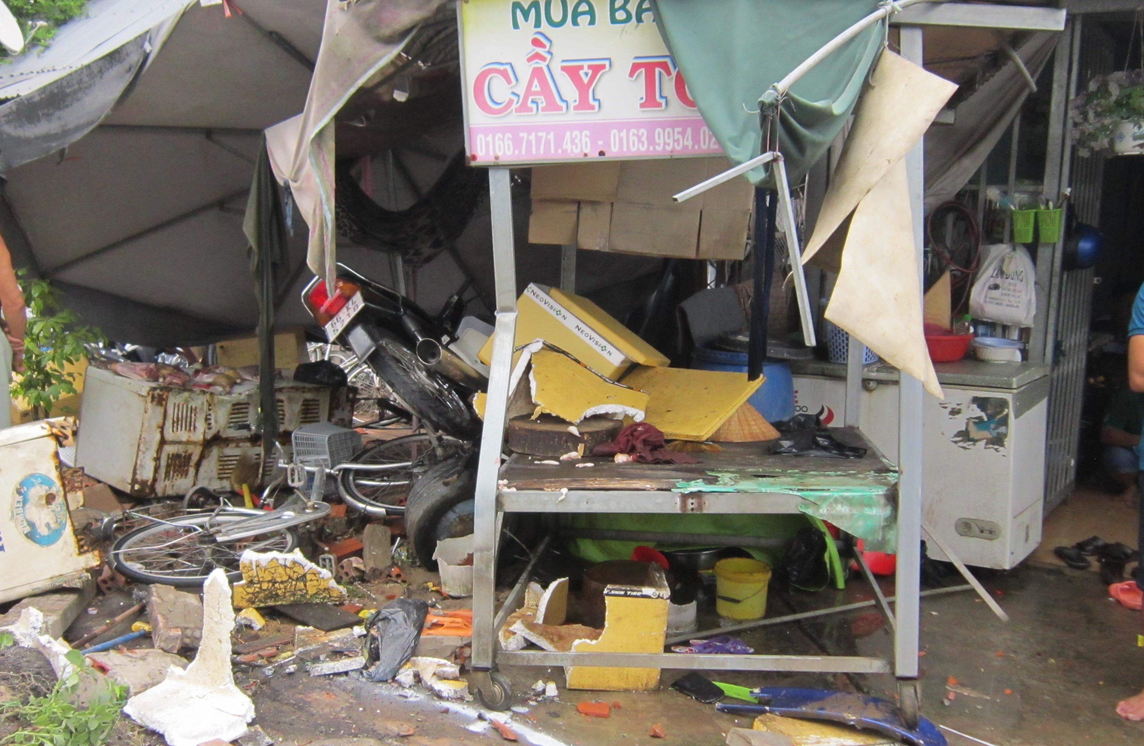 Nu tieu thuong ban thit cho ven quoc lo bi oto tai tong tu vong hinh anh