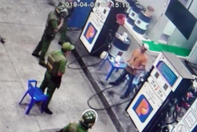 Canh sat khong che nguoi dan ong doa dot cay xang giua khuya hinh anh