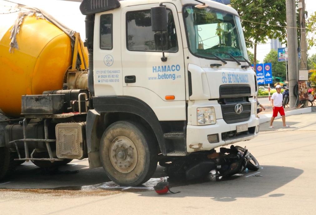 Xe tron be tong cuon 2 vo chong vao gam, mot nguoi chet hinh anh