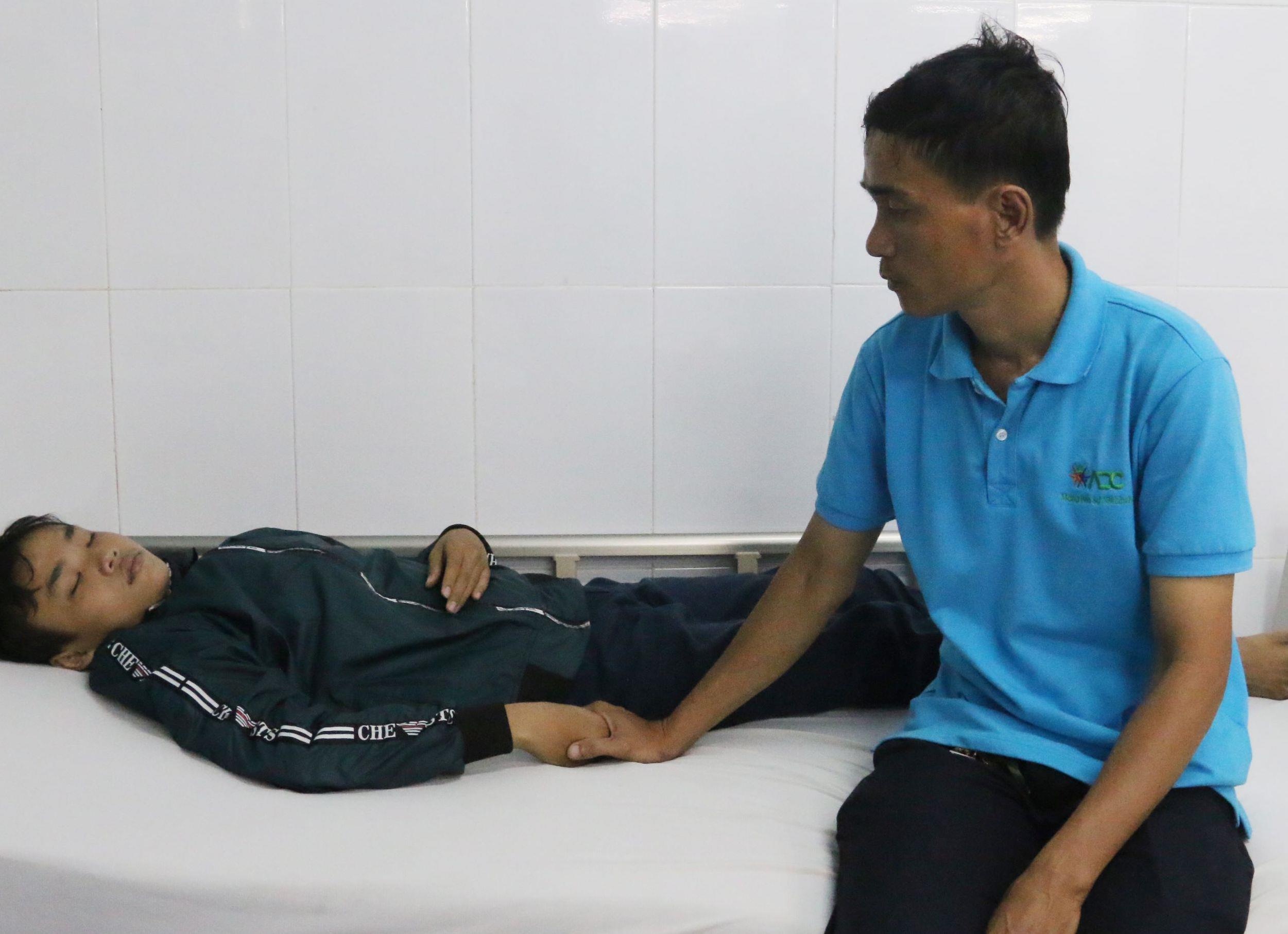 Nam sinh lop 8 bi ban hoc danh hoi dong hinh anh