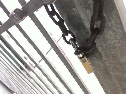 Giai cuu doi nam nu bi 'giam long' xuyen quoc gia hinh anh