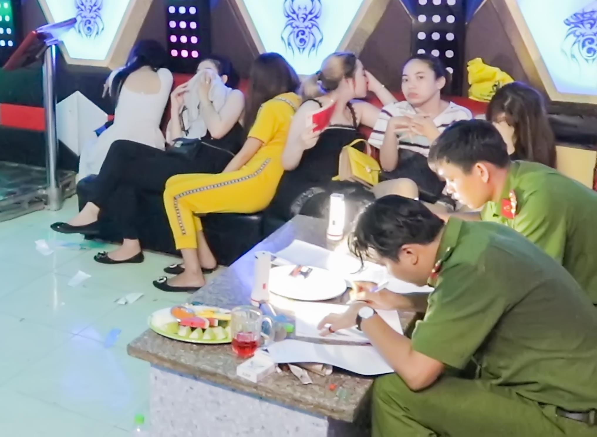 20 'nam thanh nu tu' phe ma tuy trong quan karaoke luc rang sang hinh anh
