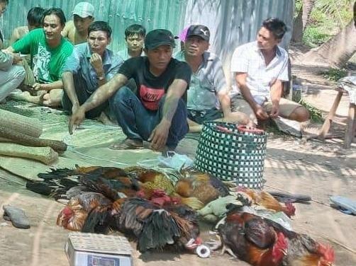 'Con bac' nhay xuong kenh thao chay khi canh sat pha truong ga hinh anh