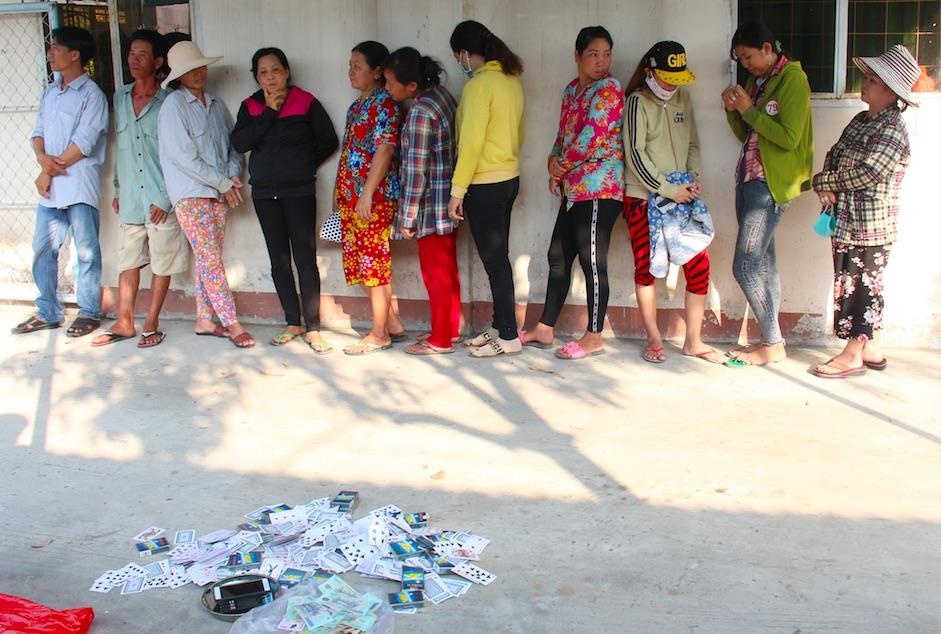 nhóm quý bà đánh bạc ảnh 1 nhom quy ba danh bac anh 1