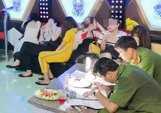 Hon 60 nam, nu trong quan bar o mien Tay duong tinh voi ma tuy hinh anh