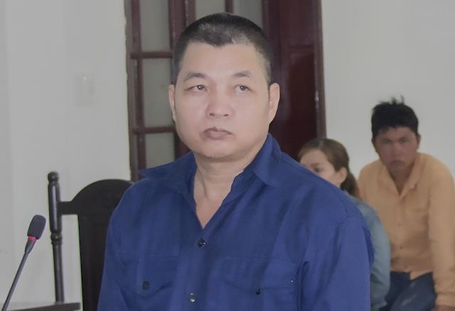 Cam bua dap dau ban nhau dang ngu say, linh an 12 nam tu hinh anh