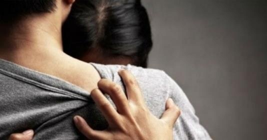 Nu giao vien bi chong bat qua tang quan he voi dong nghiep o nha nghi hinh anh