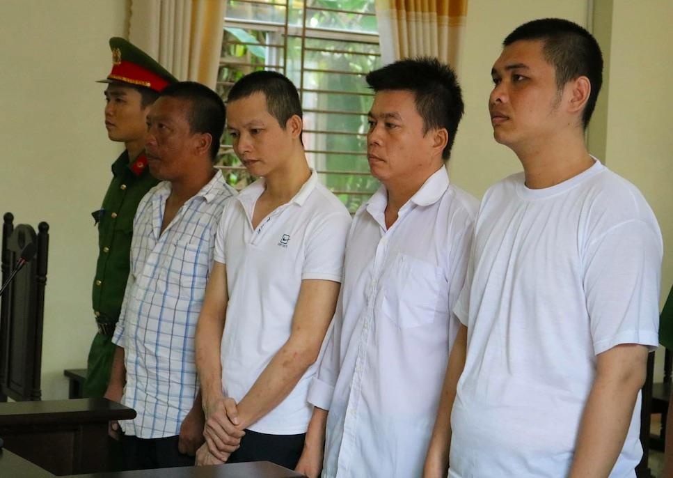 Gia dai gia, du nu tiep vien di hat roi dua vao nha nghi de gay me hinh anh