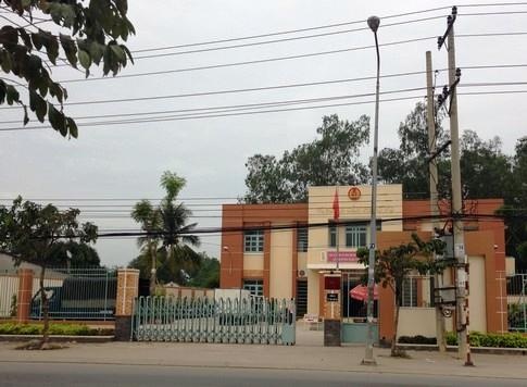 Nguoi dan ong nghi nhay lau tu van tai tru so cong an huyen hinh anh