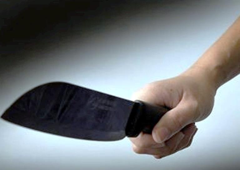 Dai uy cong an bi dam thung bung, phai cat bo mot ben than hinh anh