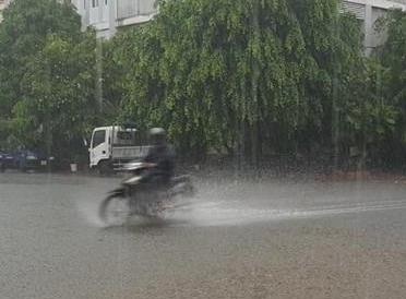 Mua lon gan 3 gio dong ho giai nhiet cho TP Can Tho hinh anh